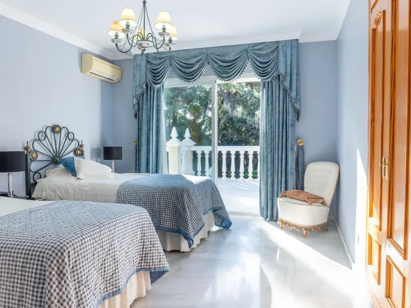 House - Detached Villa в продаже в Estepona, Málaga. В доме 5 спален и 6 ванных комнат. Площадь дома 539 м². Площадь участка 1275 м²