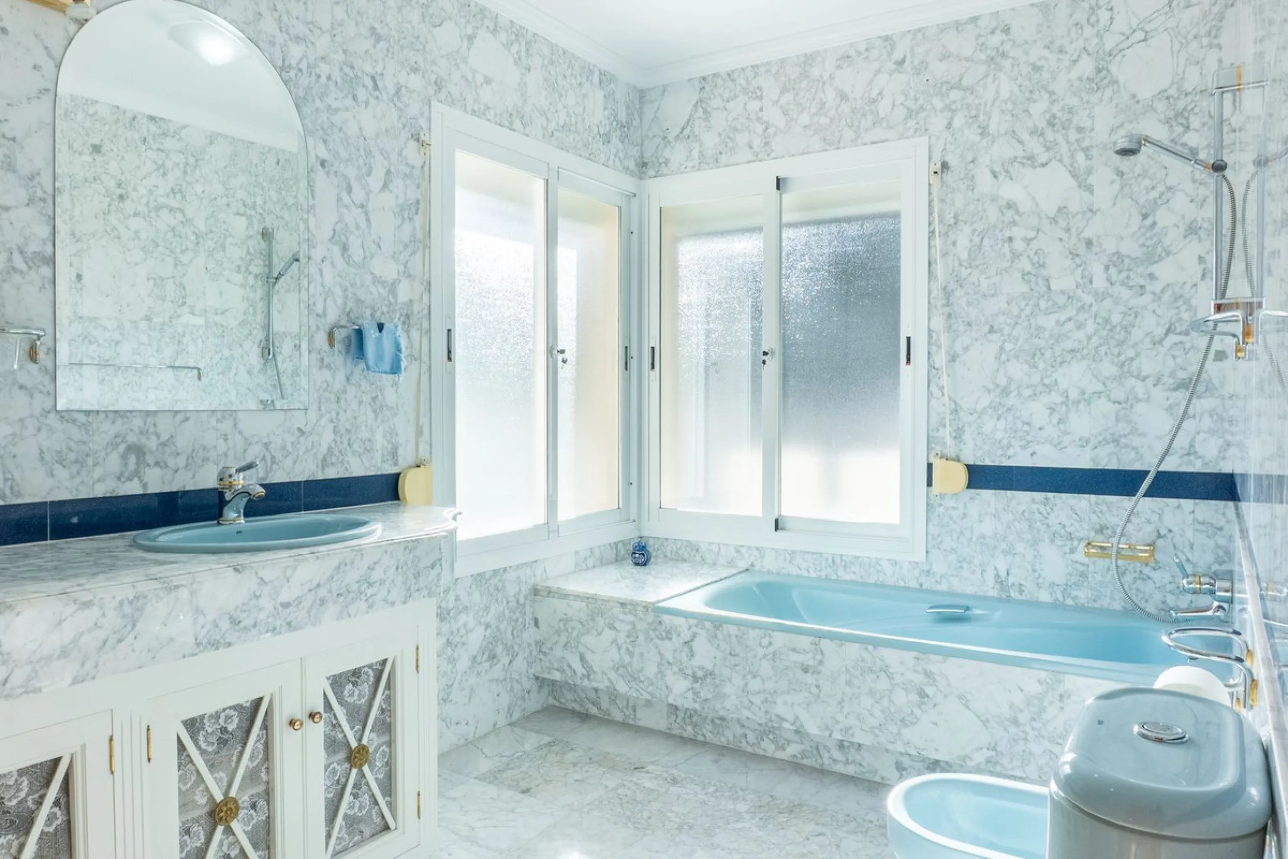House - Detached Villa в продаже в Estepona, Málaga. В доме 5 спален и 6 ванных комнат. Площадь дома 539 м². Площадь участка 1275 м²