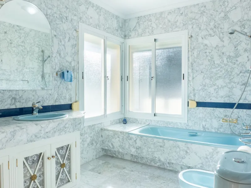 House - Detached Villa в продаже в Estepona, Málaga. В доме 5 спален и 6 ванных комнат. Площадь дома 539 м². Площадь участка 1275 м²
