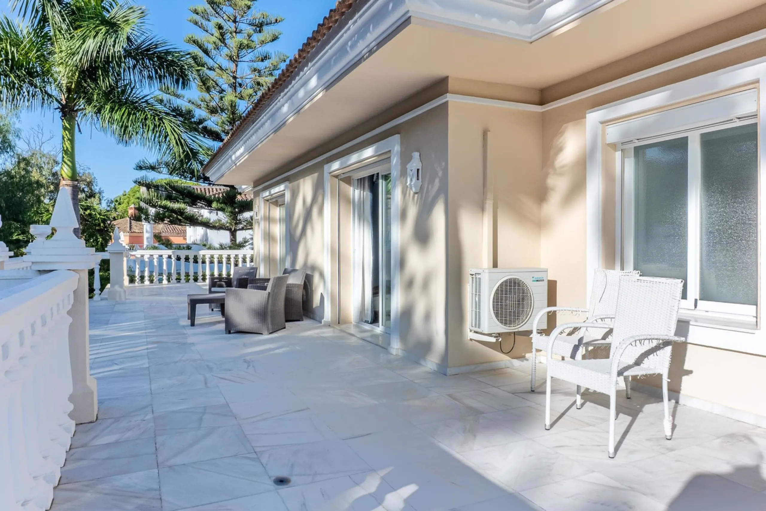 House - Detached Villa в продаже в Estepona, Málaga. В доме 5 спален и 6 ванных комнат. Площадь дома 539 м². Площадь участка 1275 м²