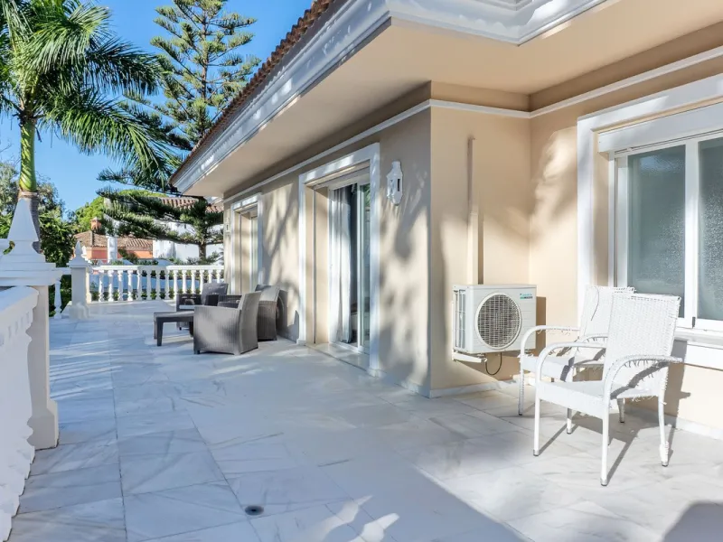 House - Detached Villa в продаже в Estepona, Málaga. В доме 5 спален и 6 ванных комнат. Площадь дома 539 м². Площадь участка 1275 м²