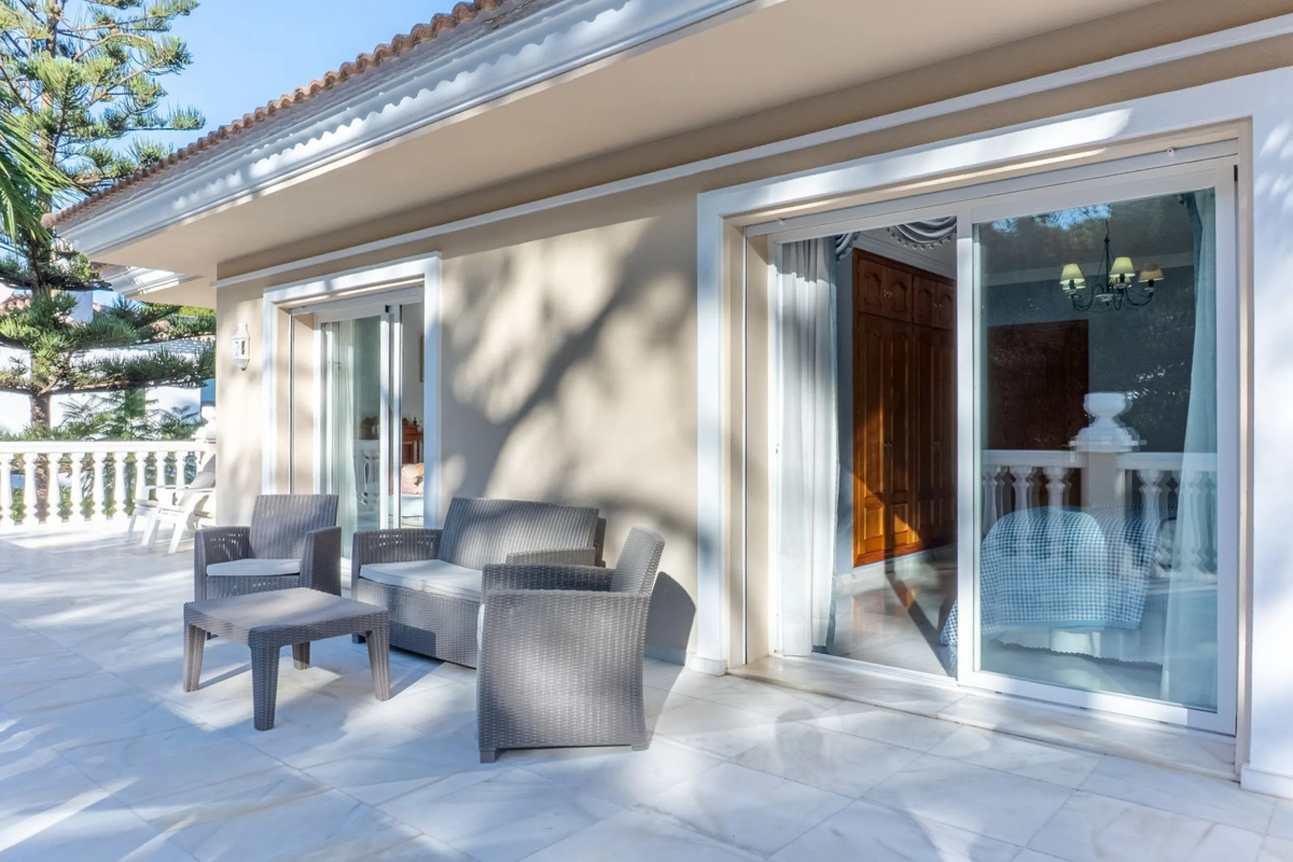 House - Detached Villa в продаже в Estepona, Málaga. В доме 5 спален и 6 ванных комнат. Площадь дома 539 м². Площадь участка 1275 м²