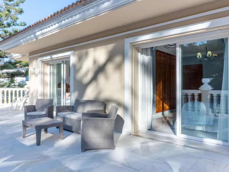 House - Detached Villa в продаже в Estepona, Málaga. В доме 5 спален и 6 ванных комнат. Площадь дома 539 м². Площадь участка 1275 м²
