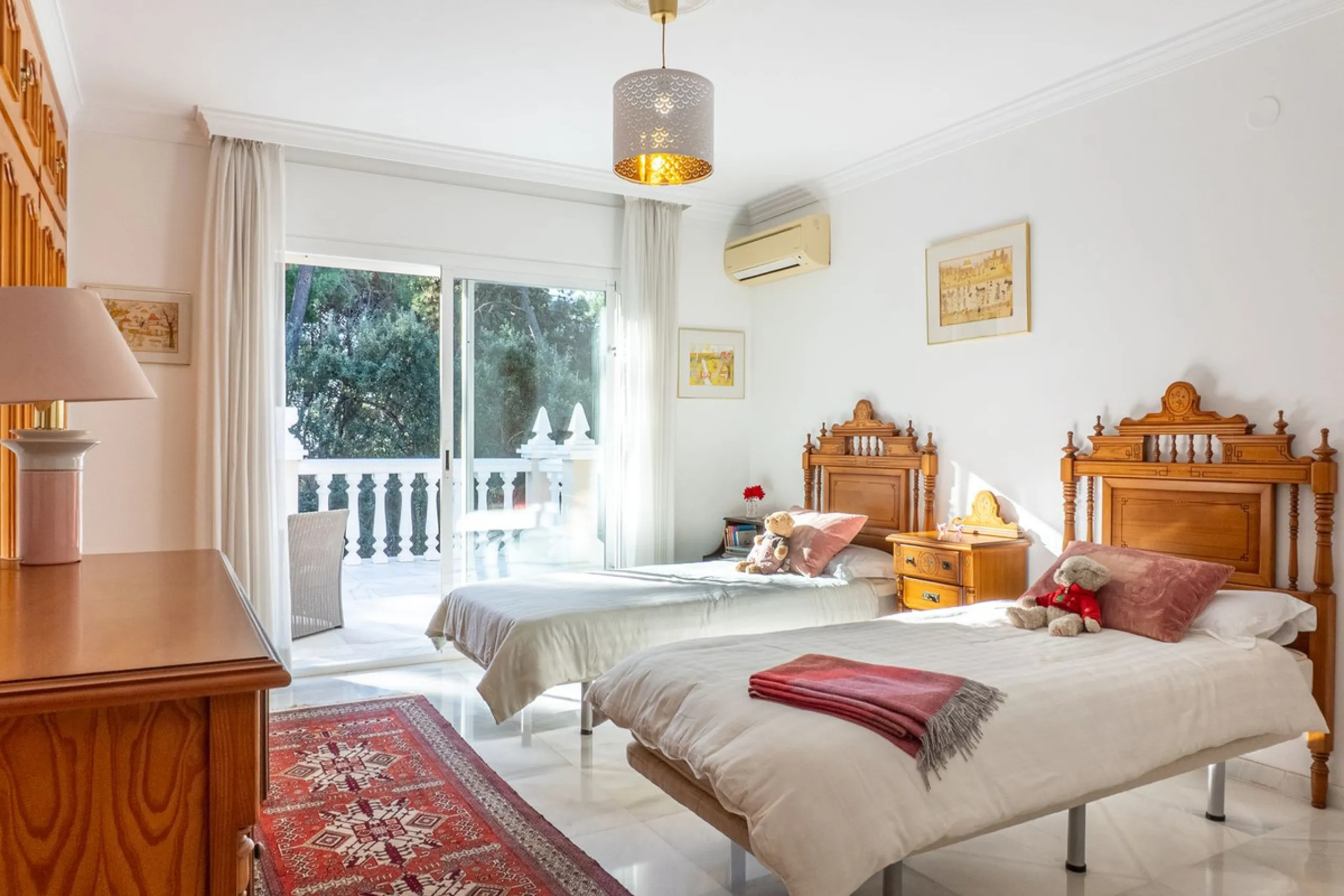 House - Detached Villa в продаже в Estepona, Málaga. В доме 5 спален и 6 ванных комнат. Площадь дома 539 м². Площадь участка 1275 м²