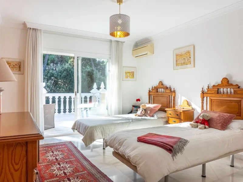 House - Detached Villa в продаже в Estepona, Málaga. В доме 5 спален и 6 ванных комнат. Площадь дома 539 м². Площадь участка 1275 м²