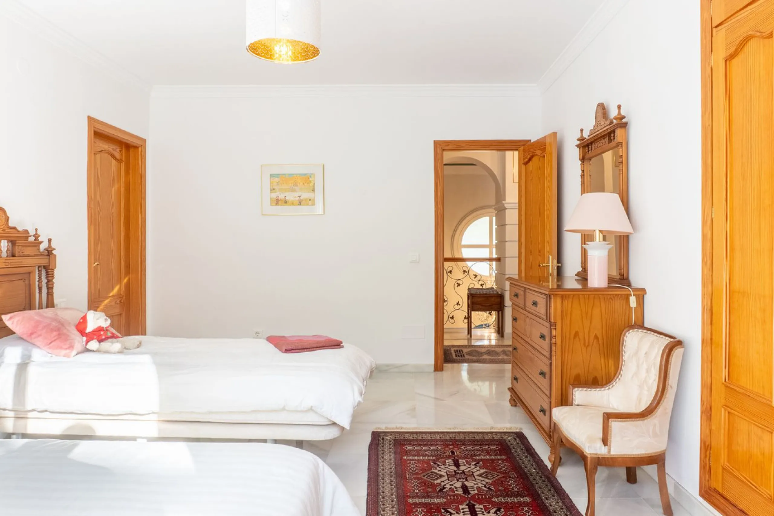 House - Detached Villa в продаже в Estepona, Málaga. В доме 5 спален и 6 ванных комнат. Площадь дома 539 м². Площадь участка 1275 м²
