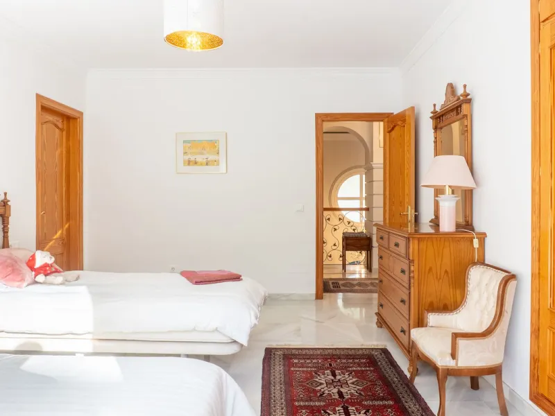 House - Detached Villa в продаже в Estepona, Málaga. В доме 5 спален и 6 ванных комнат. Площадь дома 539 м². Площадь участка 1275 м²