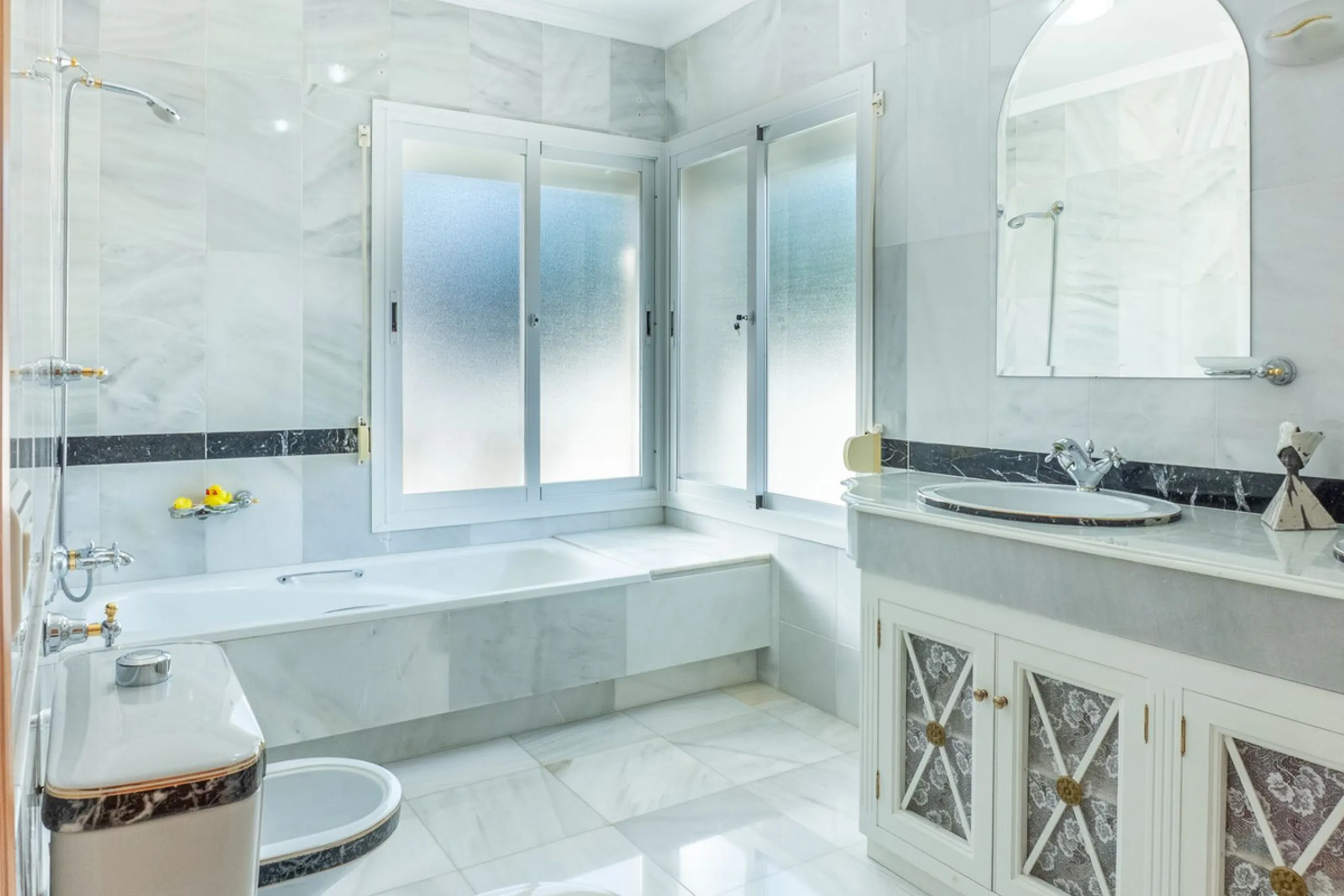 House - Detached Villa в продаже в Estepona, Málaga. В доме 5 спален и 6 ванных комнат. Площадь дома 539 м². Площадь участка 1275 м²