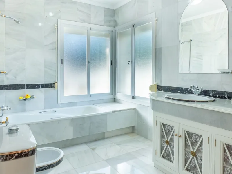 House - Detached Villa в продаже в Estepona, Málaga. В доме 5 спален и 6 ванных комнат. Площадь дома 539 м². Площадь участка 1275 м²