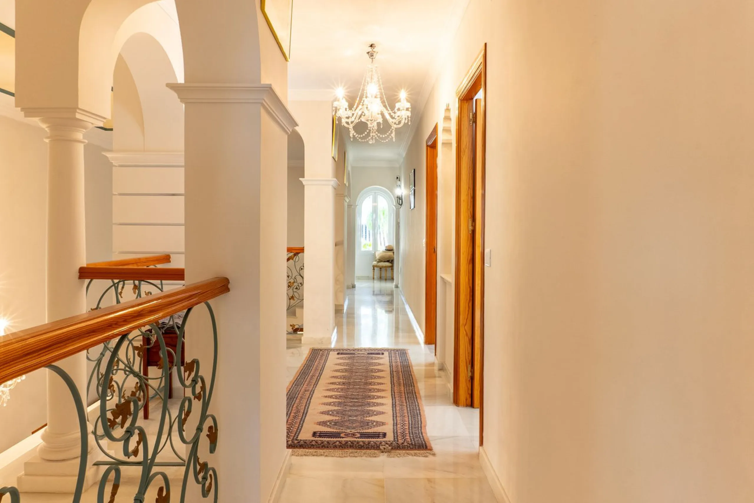 House - Detached Villa в продаже в Estepona, Málaga. В доме 5 спален и 6 ванных комнат. Площадь дома 539 м². Площадь участка 1275 м²