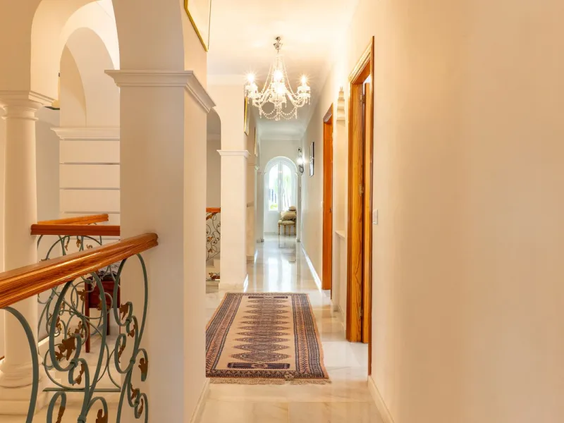 House - Detached Villa в продаже в Estepona, Málaga. В доме 5 спален и 6 ванных комнат. Площадь дома 539 м². Площадь участка 1275 м²