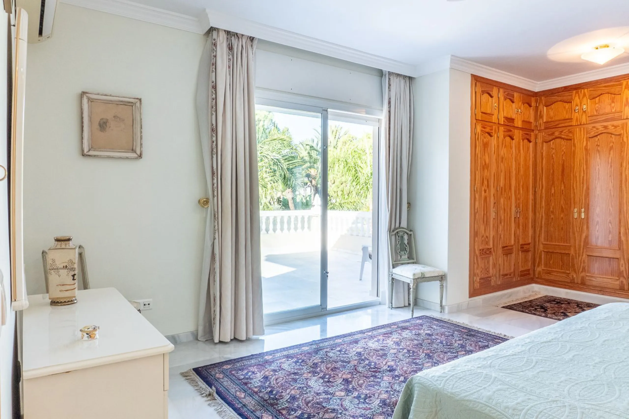 House - Detached Villa в продаже в Estepona, Málaga. В доме 5 спален и 6 ванных комнат. Площадь дома 539 м². Площадь участка 1275 м²