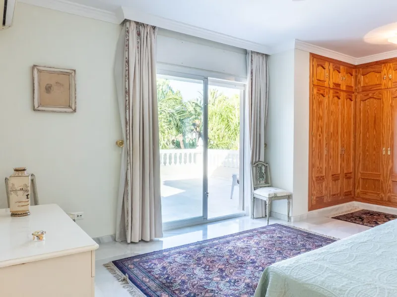 House - Detached Villa в продаже в Estepona, Málaga. В доме 5 спален и 6 ванных комнат. Площадь дома 539 м². Площадь участка 1275 м²