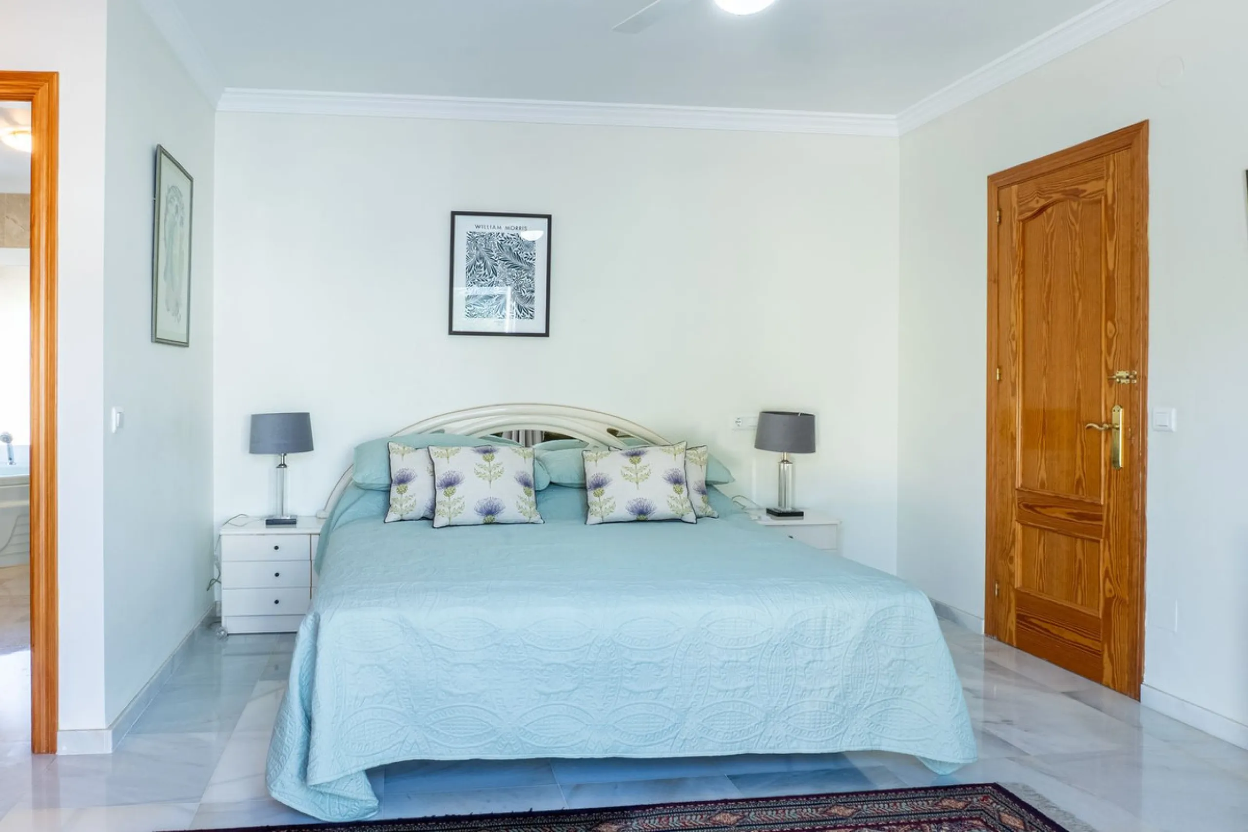 House - Detached Villa в продаже в Estepona, Málaga. В доме 5 спален и 6 ванных комнат. Площадь дома 539 м². Площадь участка 1275 м²