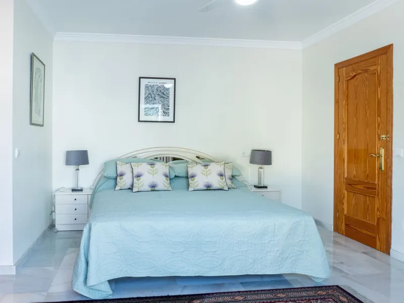 House - Detached Villa в продаже в Estepona, Málaga. В доме 5 спален и 6 ванных комнат. Площадь дома 539 м². Площадь участка 1275 м²