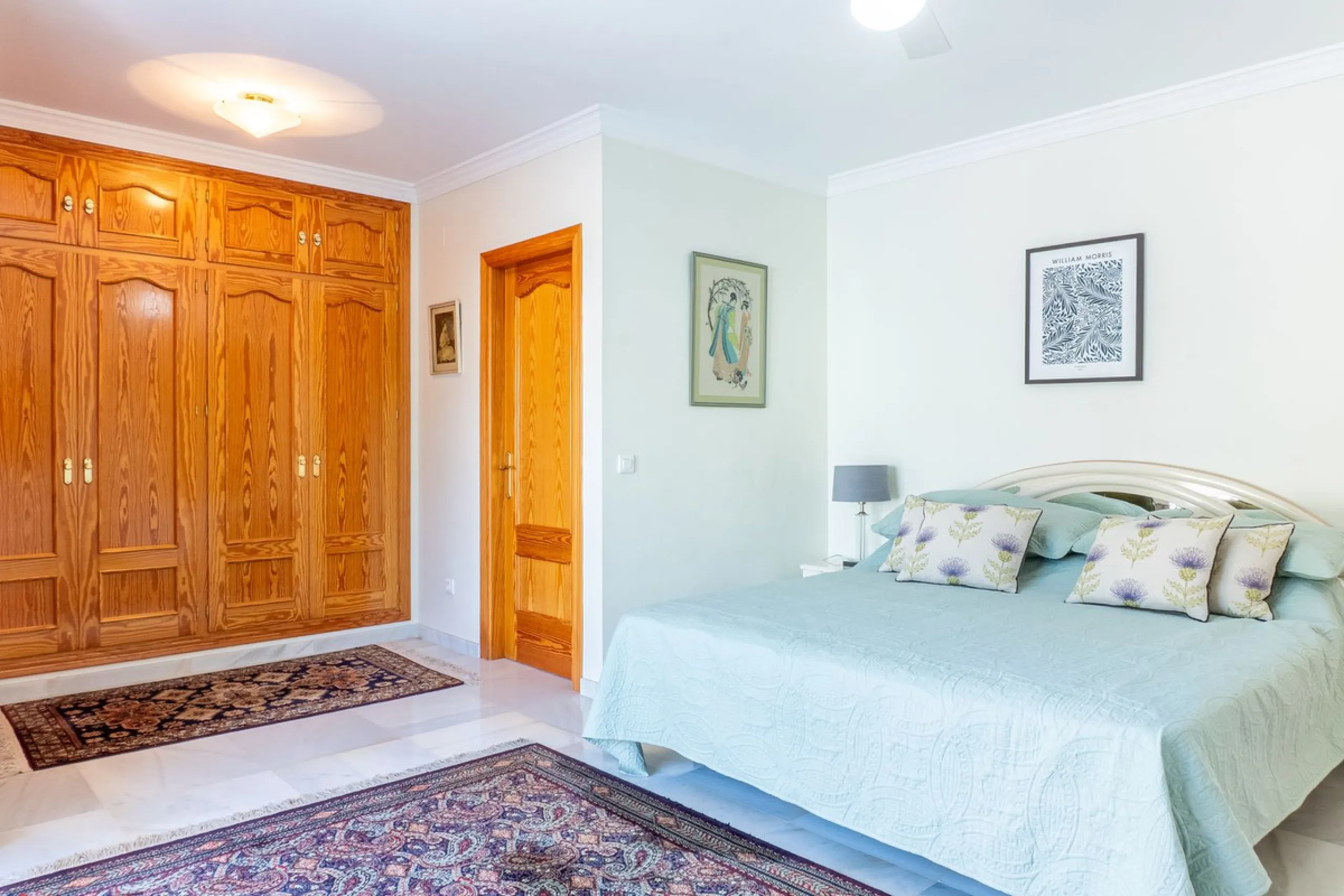 House - Detached Villa в продаже в Estepona, Málaga. В доме 5 спален и 6 ванных комнат. Площадь дома 539 м². Площадь участка 1275 м²