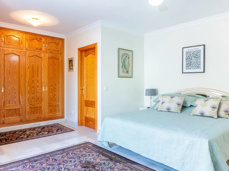 House - Detached Villa в продаже в Estepona, Málaga. В доме 5 спален и 6 ванных комнат. Площадь дома 539 м². Площадь участка 1275 м²