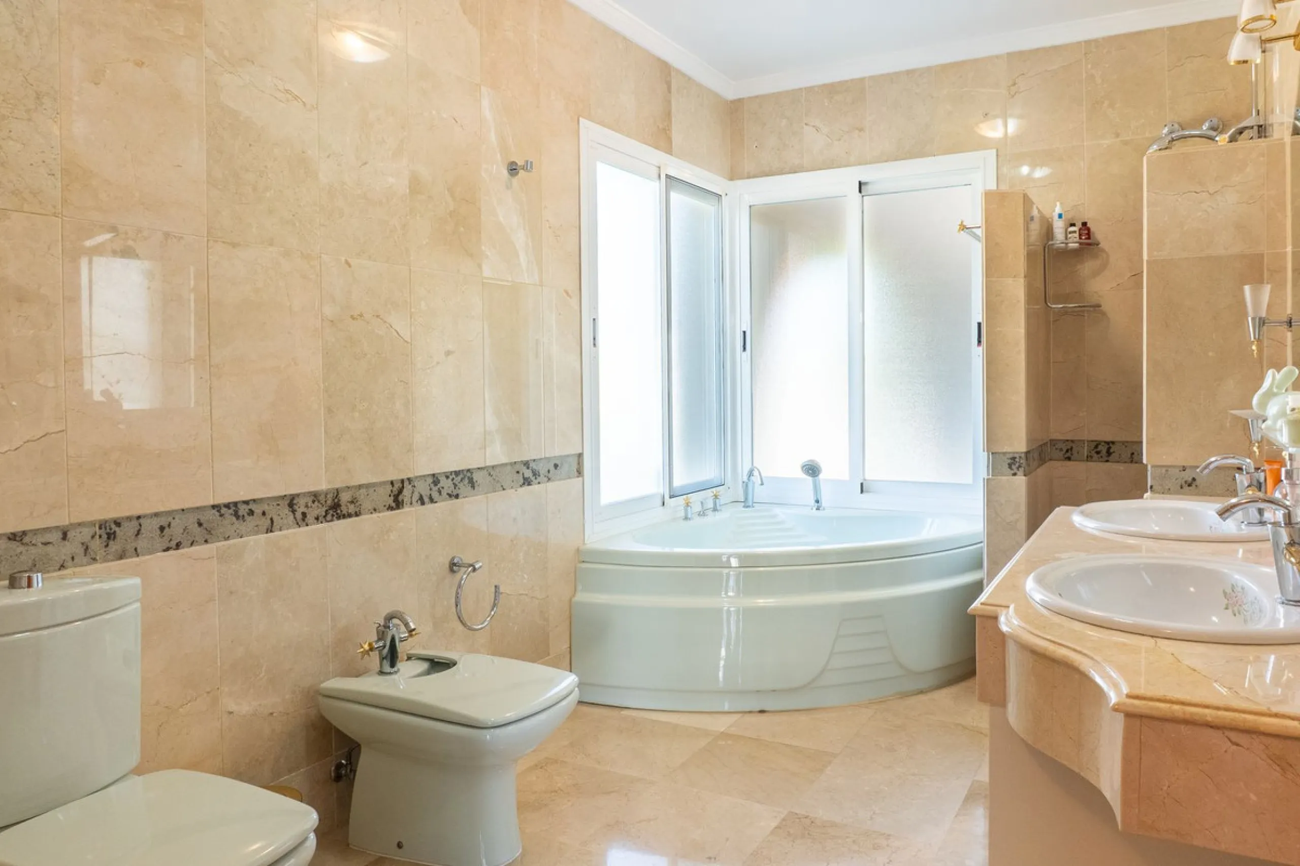 House - Detached Villa в продаже в Estepona, Málaga. В доме 5 спален и 6 ванных комнат. Площадь дома 539 м². Площадь участка 1275 м²