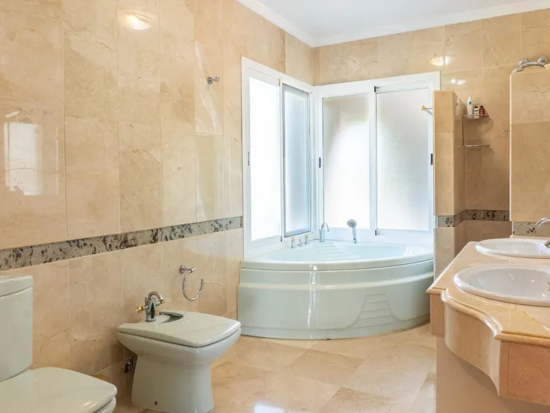 House - Detached Villa в продаже в Estepona, Málaga. В доме 5 спален и 6 ванных комнат. Площадь дома 539 м². Площадь участка 1275 м²