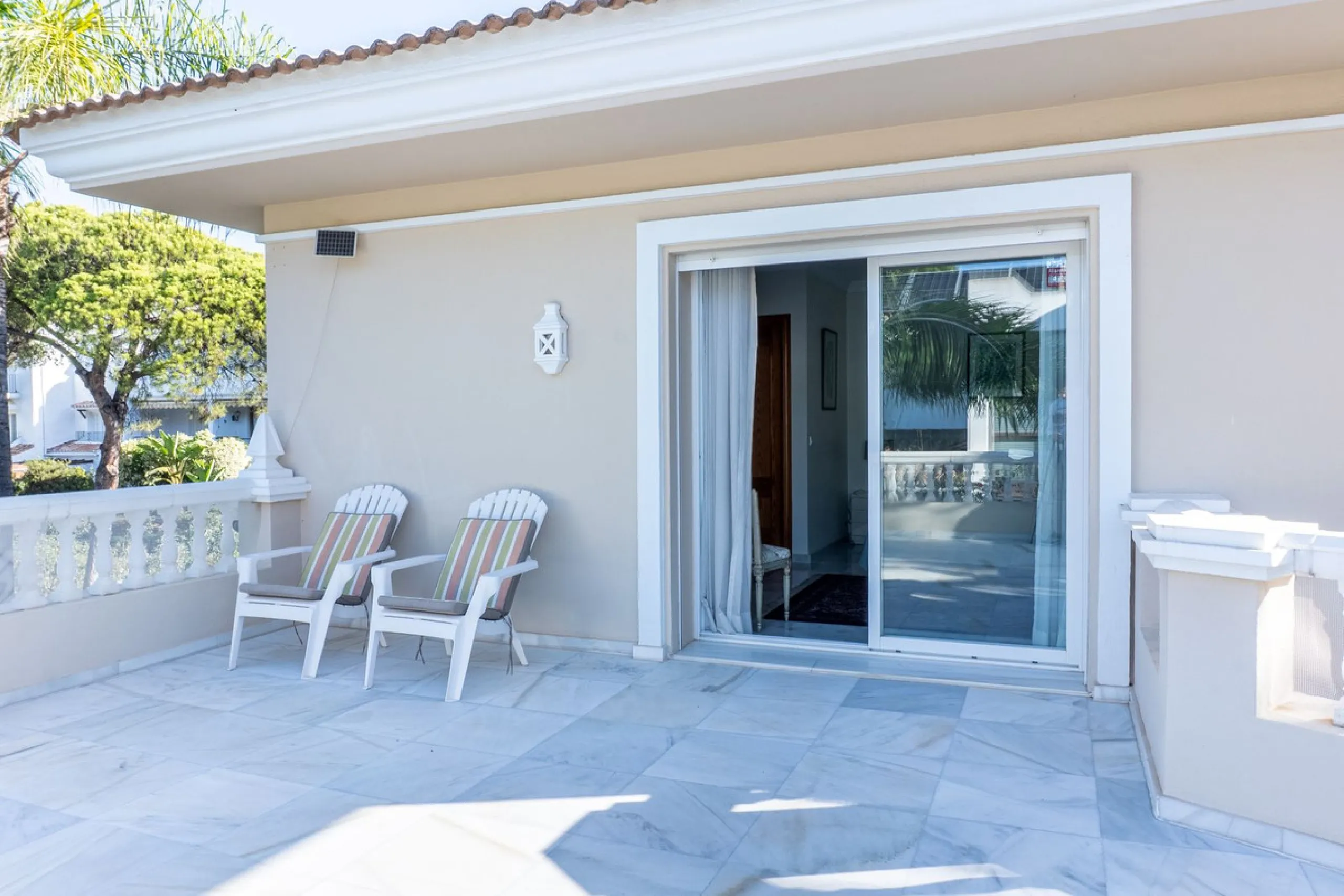 House - Detached Villa в продаже в Estepona, Málaga. В доме 5 спален и 6 ванных комнат. Площадь дома 539 м². Площадь участка 1275 м²
