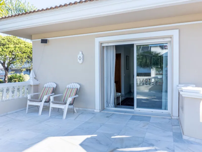 House - Detached Villa в продаже в Estepona, Málaga. В доме 5 спален и 6 ванных комнат. Площадь дома 539 м². Площадь участка 1275 м²