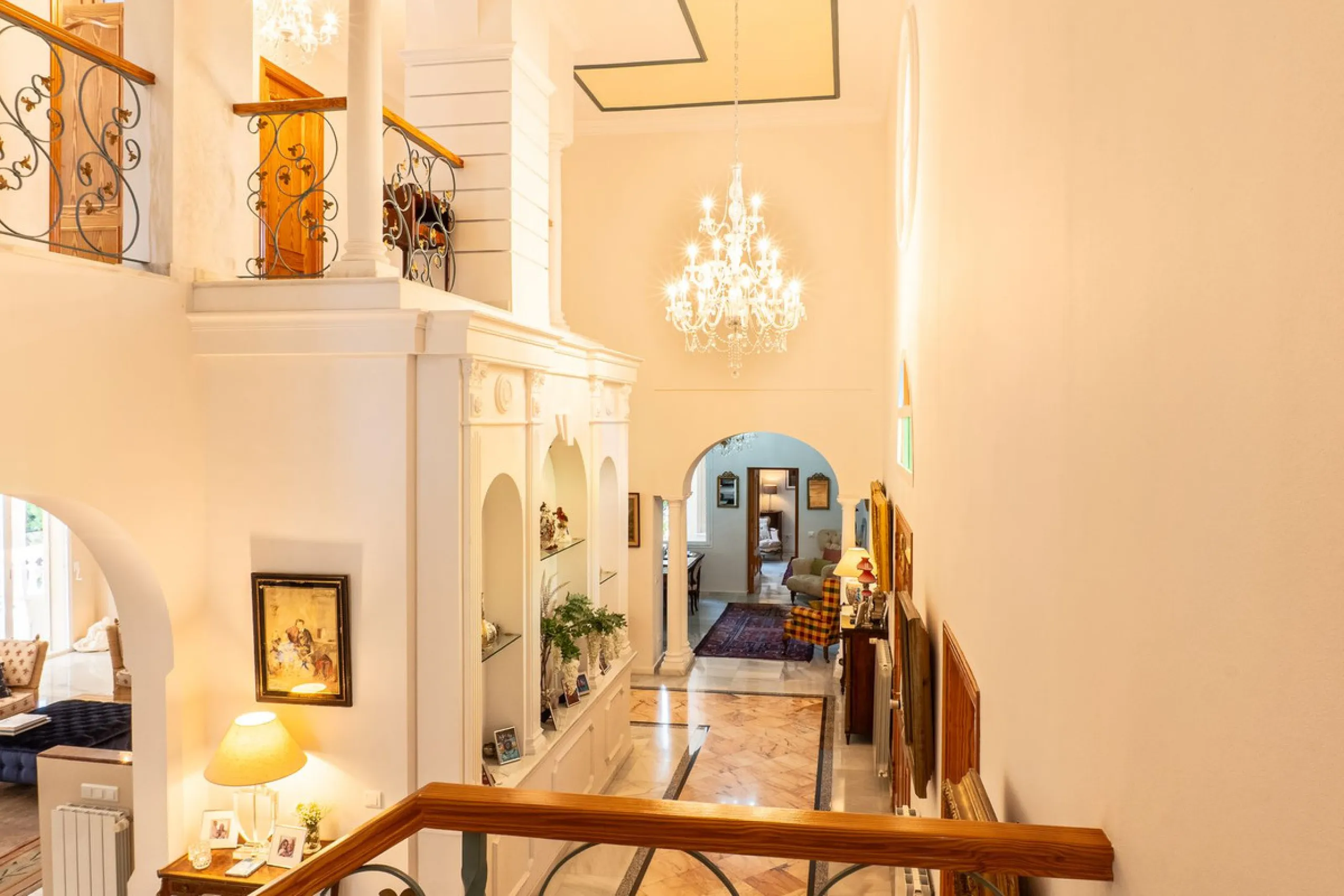 House - Detached Villa в продаже в Estepona, Málaga. В доме 5 спален и 6 ванных комнат. Площадь дома 539 м². Площадь участка 1275 м²