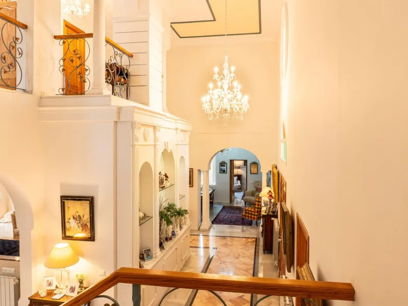 House - Detached Villa в продаже в Estepona, Málaga. В доме 5 спален и 6 ванных комнат. Площадь дома 539 м². Площадь участка 1275 м²