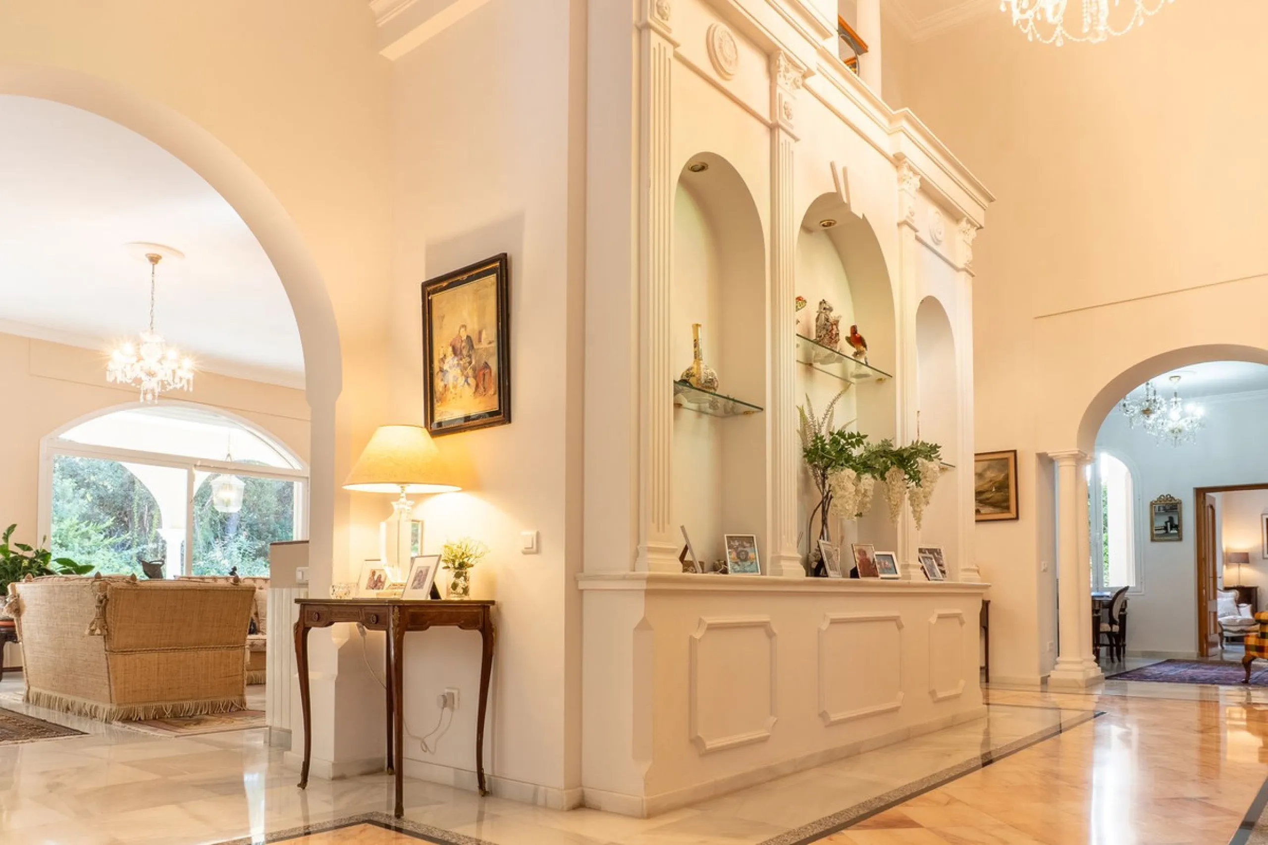 House - Detached Villa в продаже в Estepona, Málaga. В доме 5 спален и 6 ванных комнат. Площадь дома 539 м². Площадь участка 1275 м²