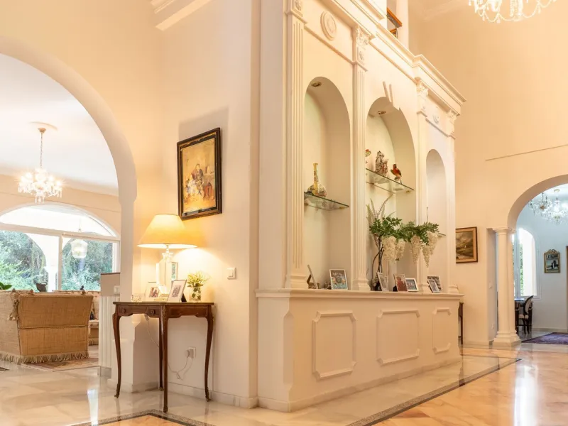 House - Detached Villa в продаже в Estepona, Málaga. В доме 5 спален и 6 ванных комнат. Площадь дома 539 м². Площадь участка 1275 м²