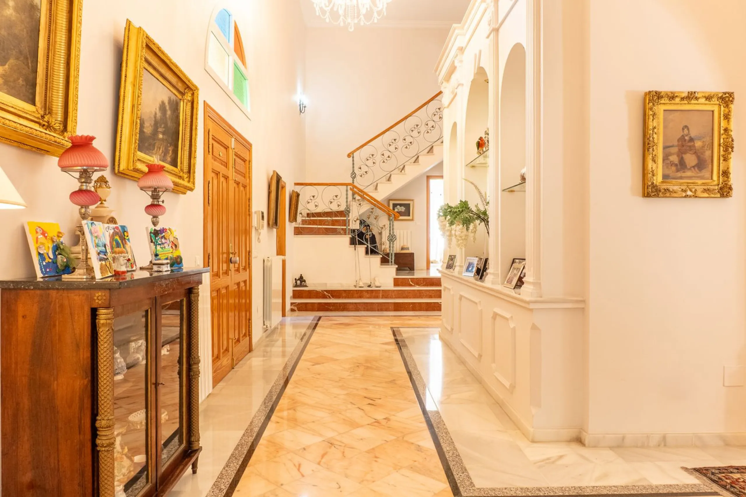 House - Detached Villa в продаже в Estepona, Málaga. В доме 5 спален и 6 ванных комнат. Площадь дома 539 м². Площадь участка 1275 м²