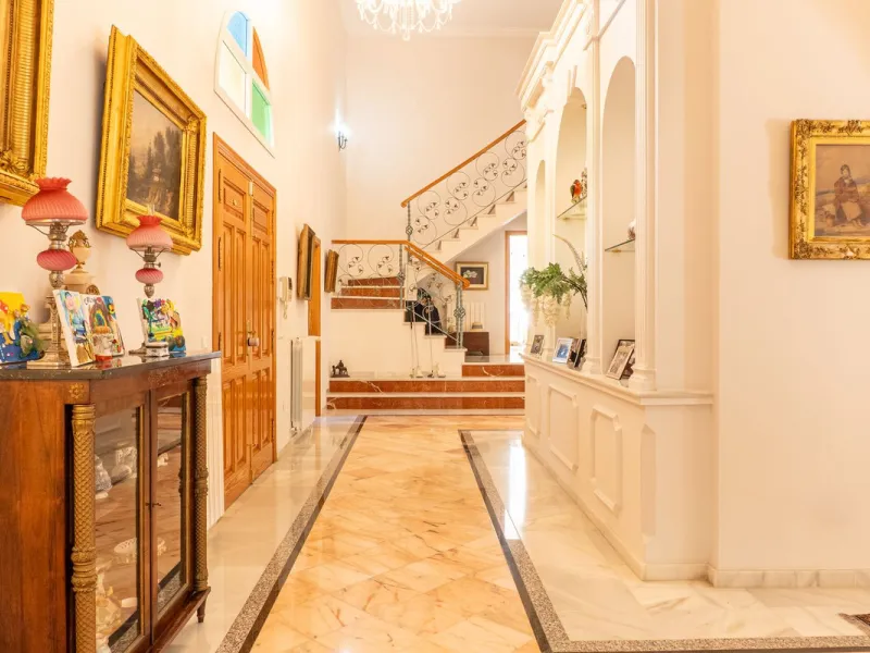 House - Detached Villa в продаже в Estepona, Málaga. В доме 5 спален и 6 ванных комнат. Площадь дома 539 м². Площадь участка 1275 м²