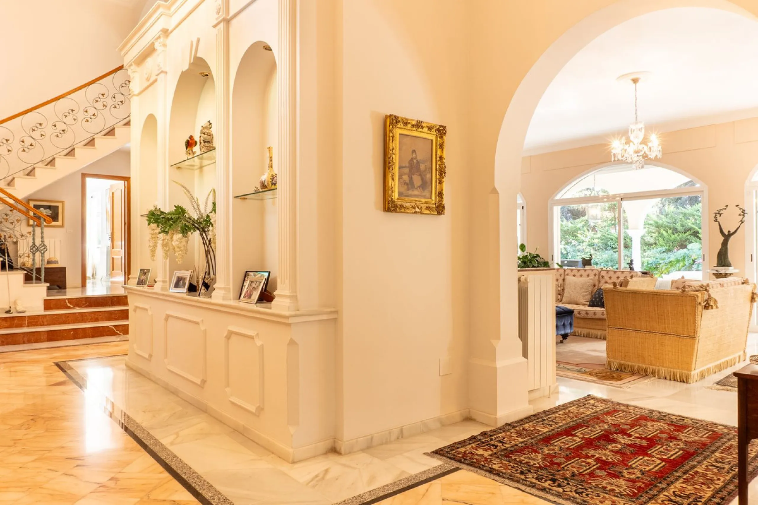 House - Detached Villa в продаже в Estepona, Málaga. В доме 5 спален и 6 ванных комнат. Площадь дома 539 м². Площадь участка 1275 м²