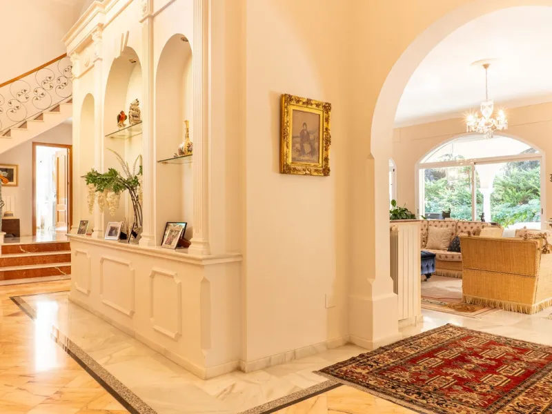 House - Detached Villa в продаже в Estepona, Málaga. В доме 5 спален и 6 ванных комнат. Площадь дома 539 м². Площадь участка 1275 м²