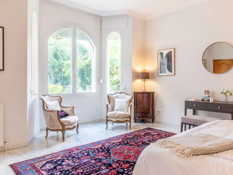 House - Detached Villa в продаже в Estepona, Málaga. В доме 5 спален и 6 ванных комнат. Площадь дома 539 м². Площадь участка 1275 м²
