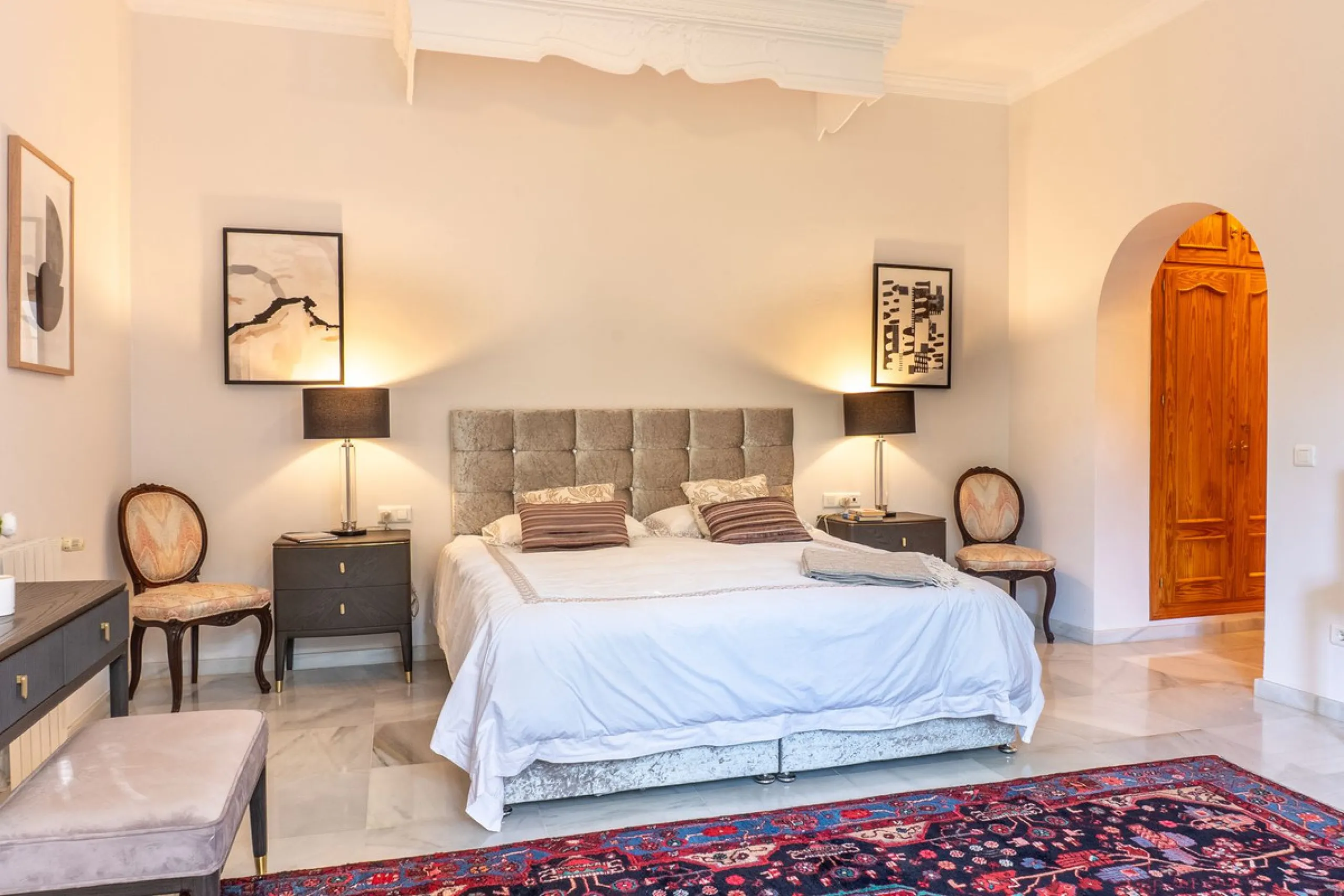 House - Detached Villa в продаже в Estepona, Málaga. В доме 5 спален и 6 ванных комнат. Площадь дома 539 м². Площадь участка 1275 м²