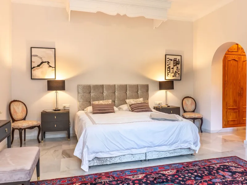House - Detached Villa в продаже в Estepona, Málaga. В доме 5 спален и 6 ванных комнат. Площадь дома 539 м². Площадь участка 1275 м²