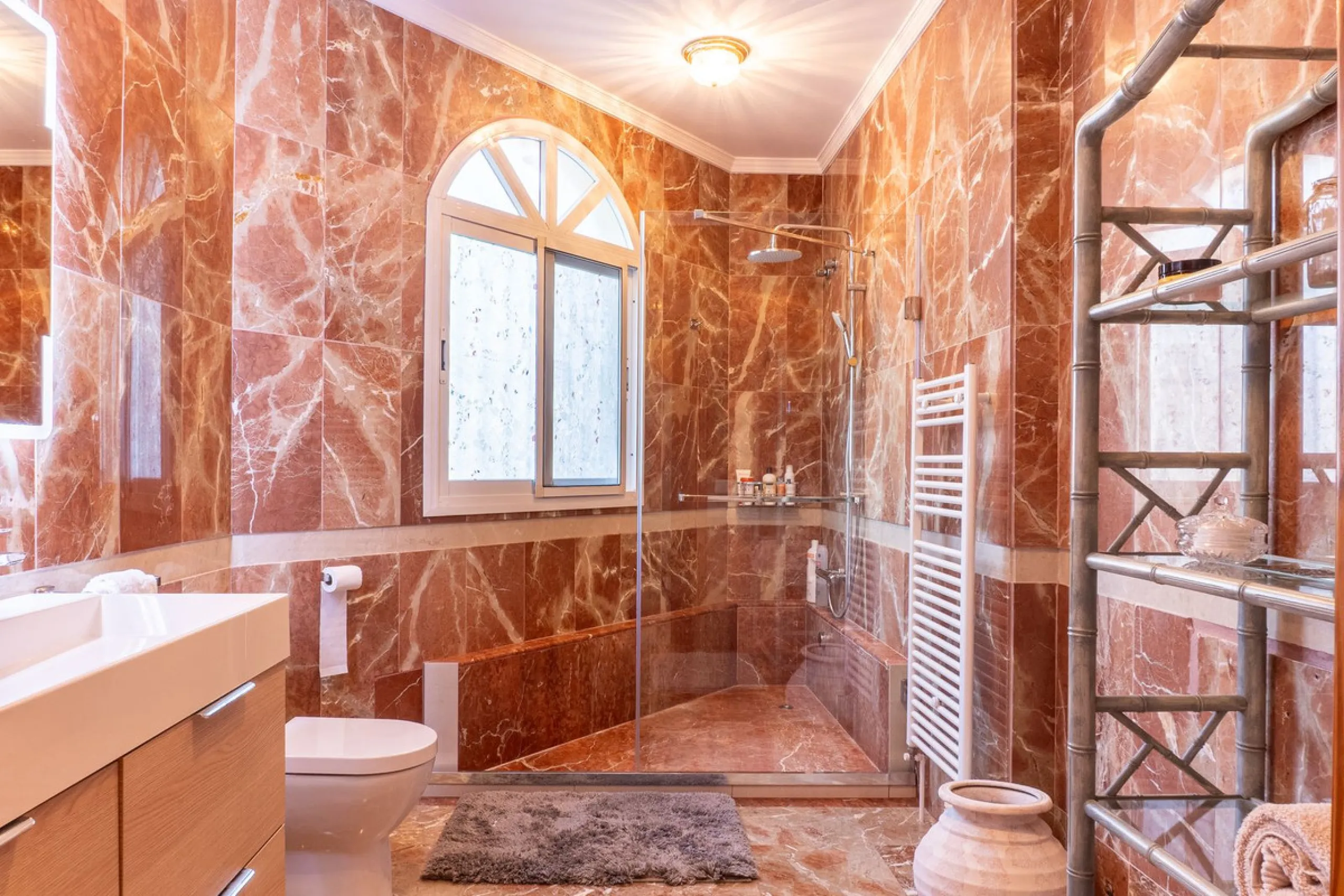 House - Detached Villa в продаже в Estepona, Málaga. В доме 5 спален и 6 ванных комнат. Площадь дома 539 м². Площадь участка 1275 м²