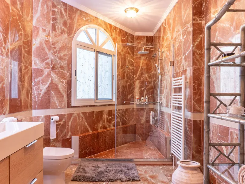 House - Detached Villa в продаже в Estepona, Málaga. В доме 5 спален и 6 ванных комнат. Площадь дома 539 м². Площадь участка 1275 м²