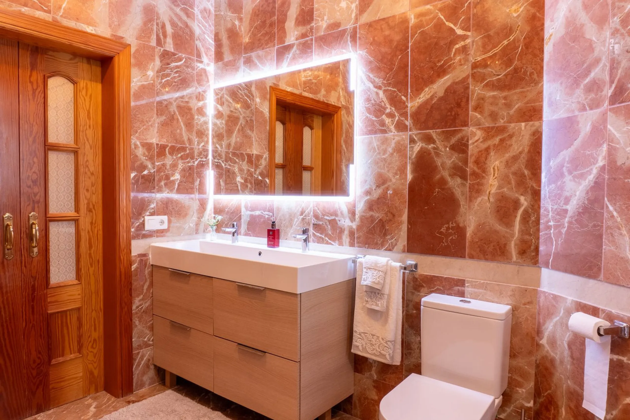 House - Detached Villa в продаже в Estepona, Málaga. В доме 5 спален и 6 ванных комнат. Площадь дома 539 м². Площадь участка 1275 м²