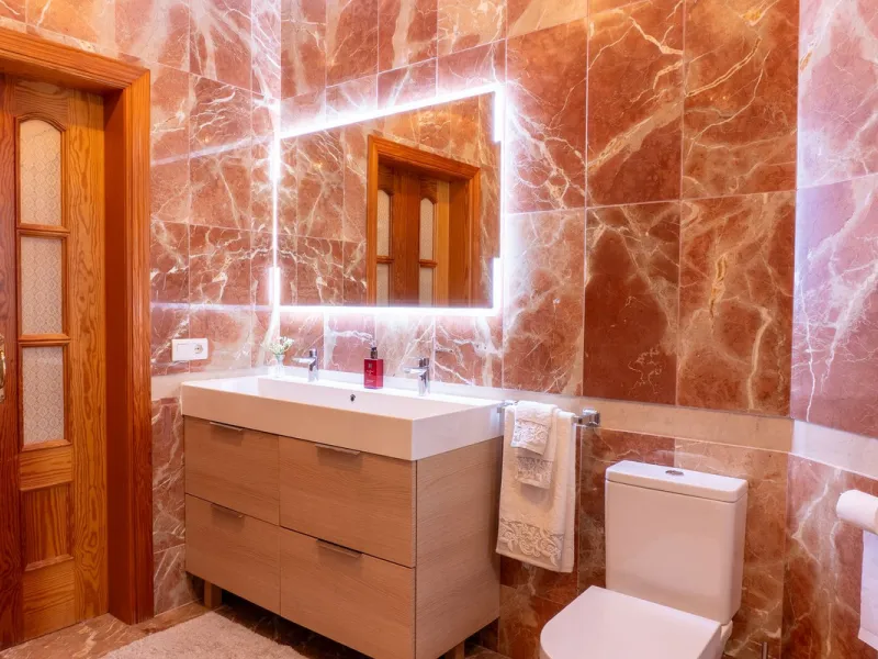House - Detached Villa в продаже в Estepona, Málaga. В доме 5 спален и 6 ванных комнат. Площадь дома 539 м². Площадь участка 1275 м²