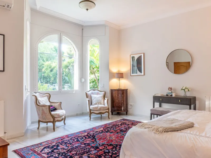 House - Detached Villa в продаже в Estepona, Málaga. В доме 5 спален и 6 ванных комнат. Площадь дома 539 м². Площадь участка 1275 м²