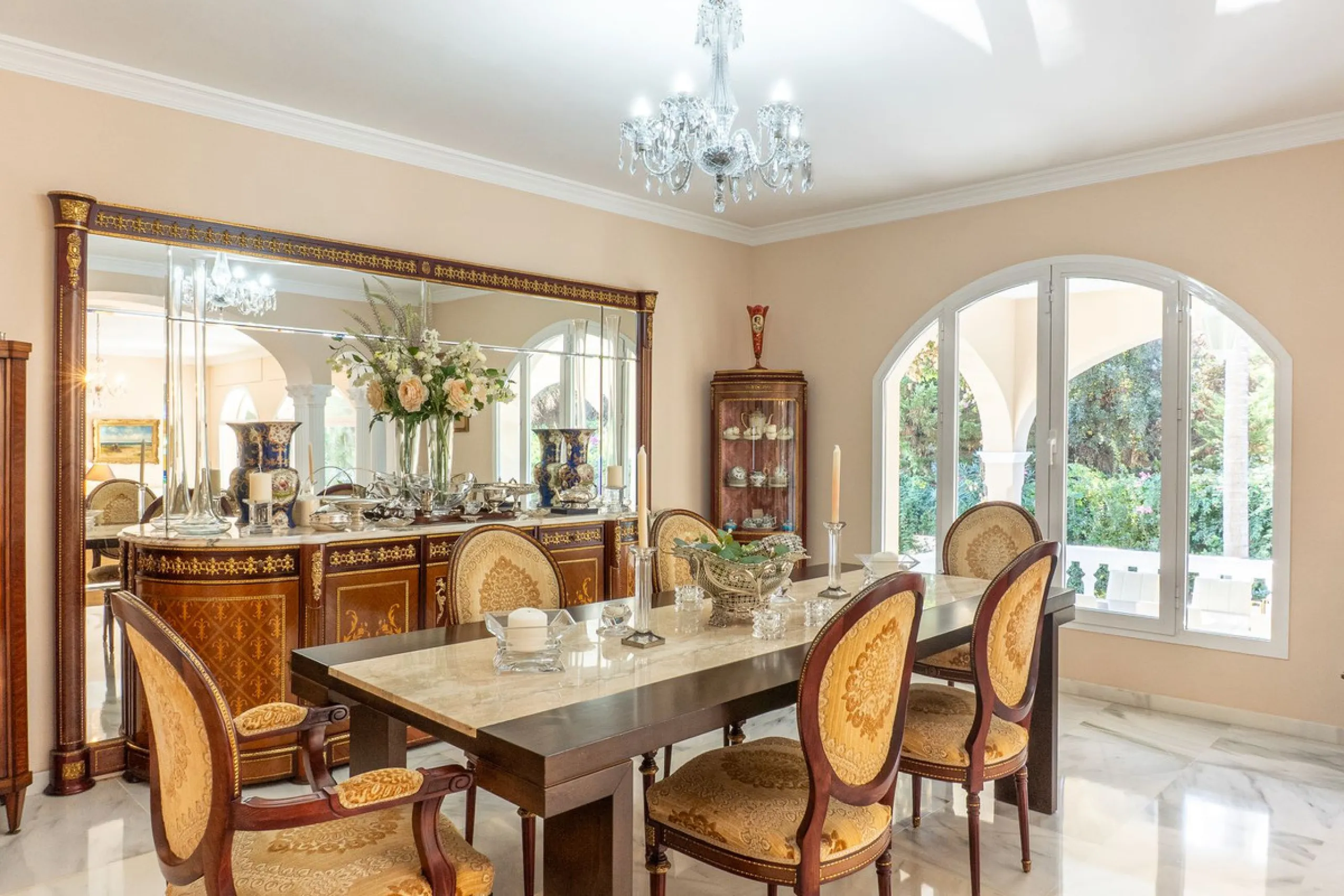 House - Detached Villa в продаже в Estepona, Málaga. В доме 5 спален и 6 ванных комнат. Площадь дома 539 м². Площадь участка 1275 м²