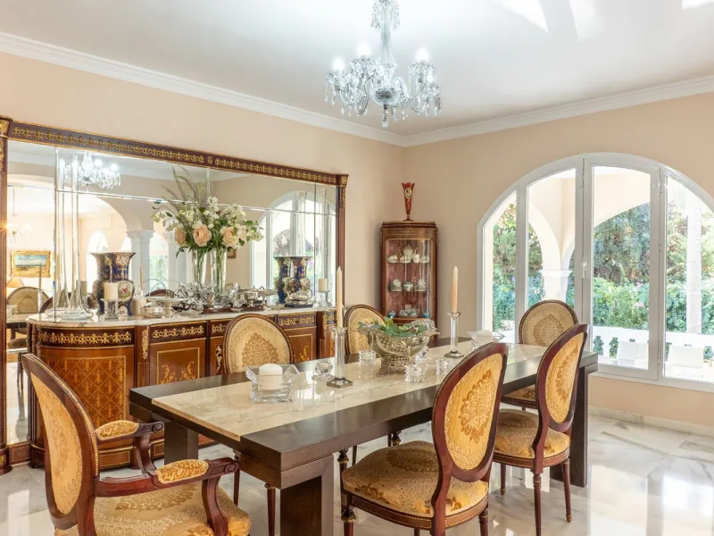 House - Detached Villa в продаже в Estepona, Málaga. В доме 5 спален и 6 ванных комнат. Площадь дома 539 м². Площадь участка 1275 м²