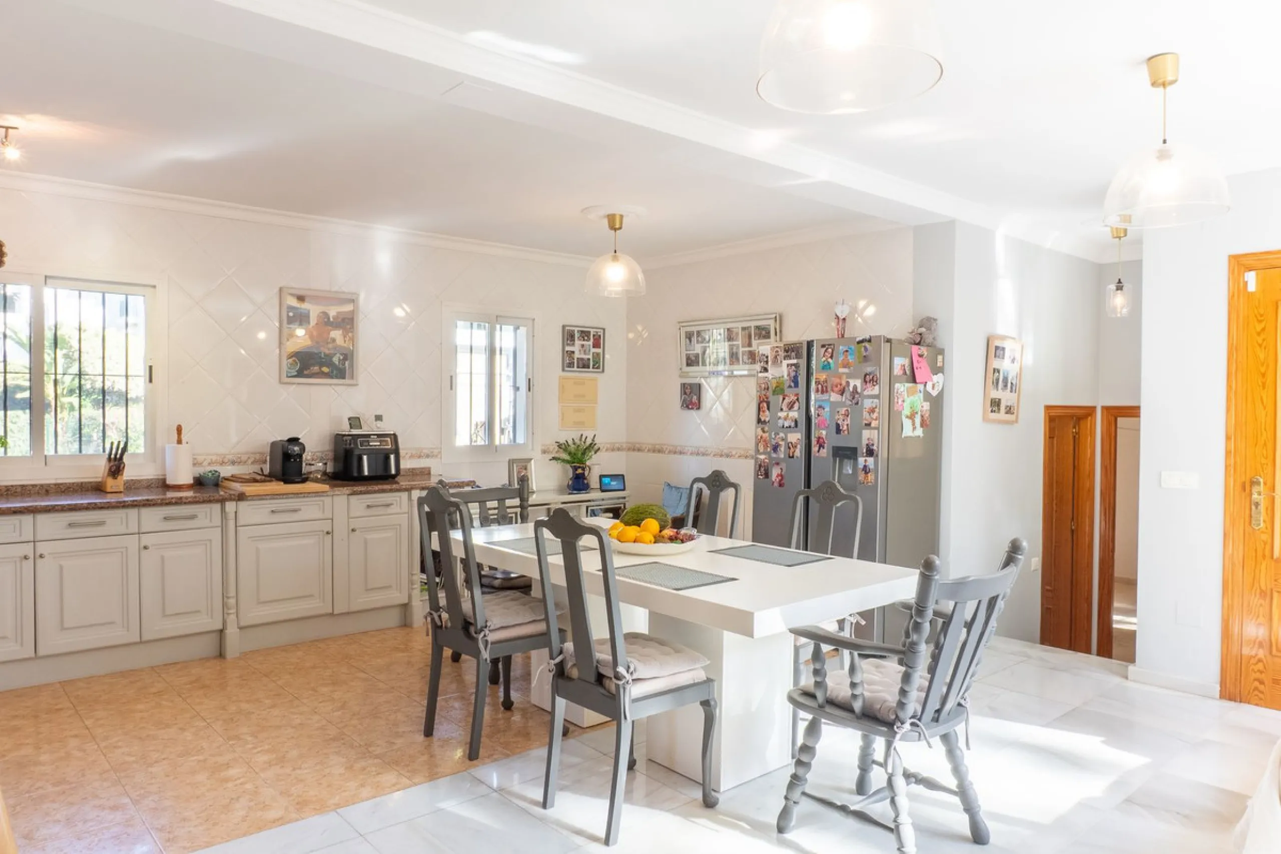 House - Detached Villa в продаже в Estepona, Málaga. В доме 5 спален и 6 ванных комнат. Площадь дома 539 м². Площадь участка 1275 м²