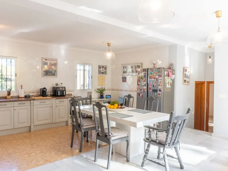 House - Detached Villa в продаже в Estepona, Málaga. В доме 5 спален и 6 ванных комнат. Площадь дома 539 м². Площадь участка 1275 м²