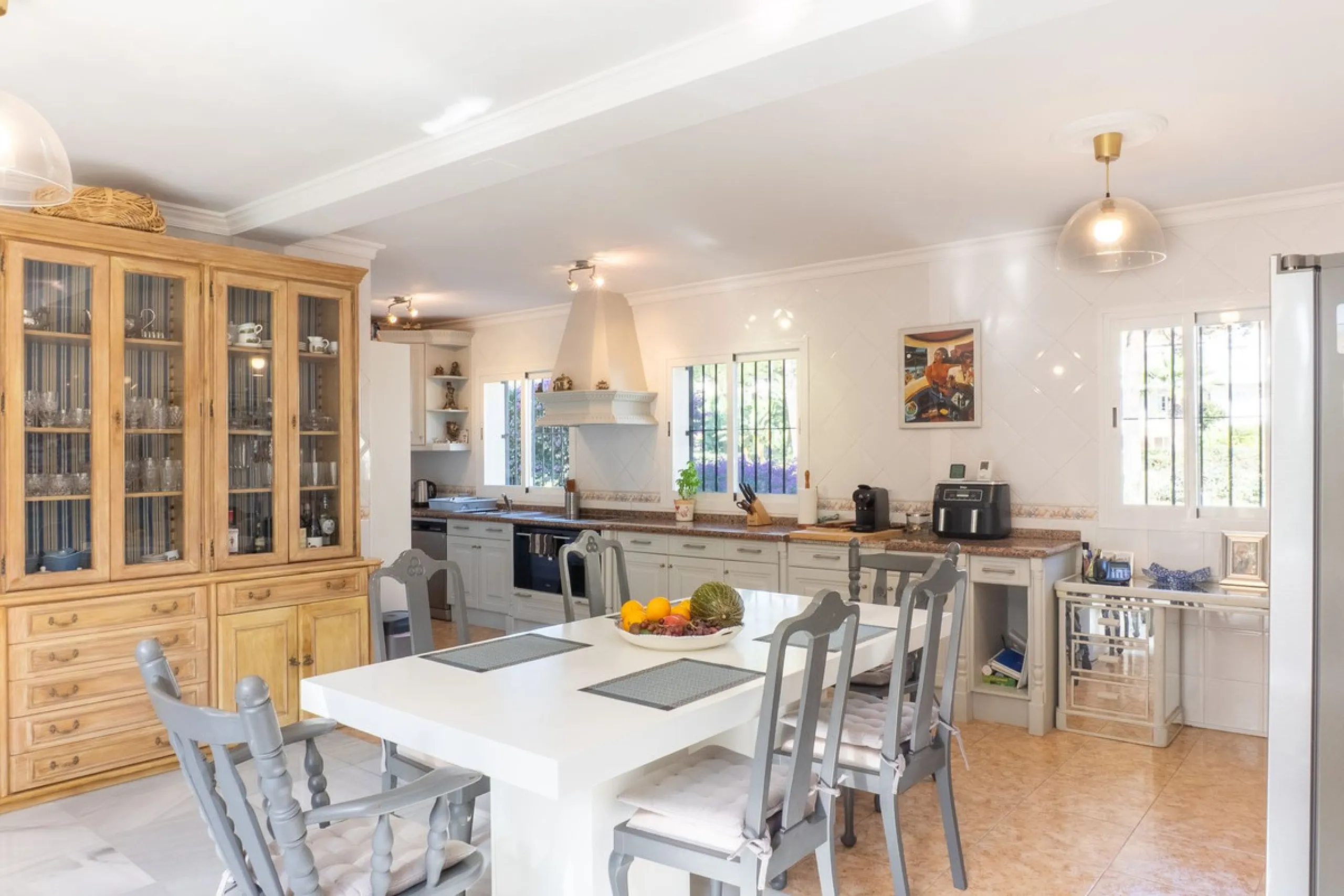 House - Detached Villa в продаже в Estepona, Málaga. В доме 5 спален и 6 ванных комнат. Площадь дома 539 м². Площадь участка 1275 м²