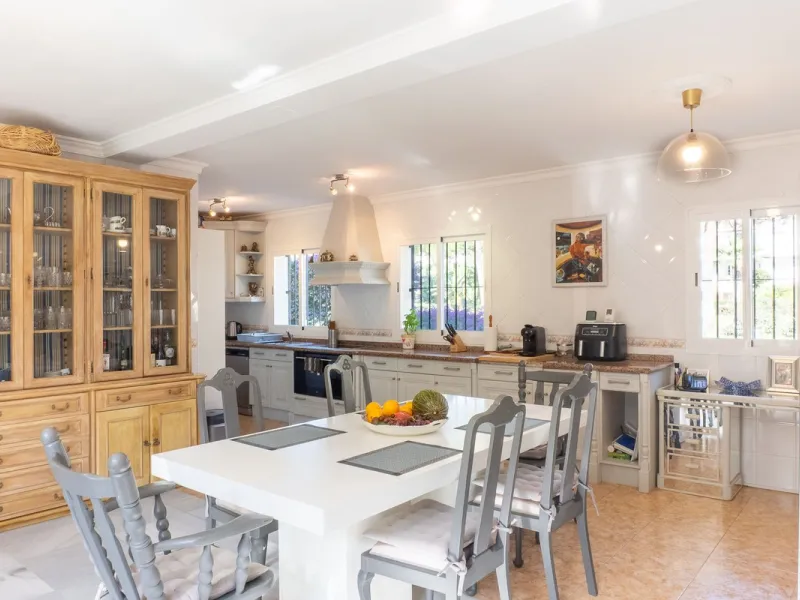 House - Detached Villa в продаже в Estepona, Málaga. В доме 5 спален и 6 ванных комнат. Площадь дома 539 м². Площадь участка 1275 м²