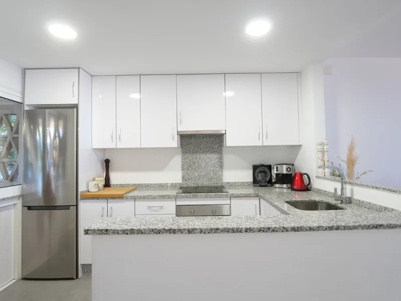 Diese attraktive Wohnung wurde von den jetzigen Eigentümern in neuwertigem Zustand renoviert mit neuen Türen, Badezimmern und einer modernen Küche. Sie befindet sich in einem der besten Südlagen des Komplexes. Ein Besichtigungstermin ist unbedingt erforderlich im oberen Teil
