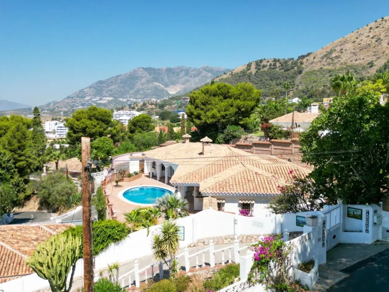 NEW BUILD VILLAS IN BENALMADENA & & Located in the prestigious La Capellanía area, this exclusive collection of seven Luxurious New Build villas offers unparalleled views of the Mediterranean Sea, majestic mountains, and the scenic landscapes of Mij