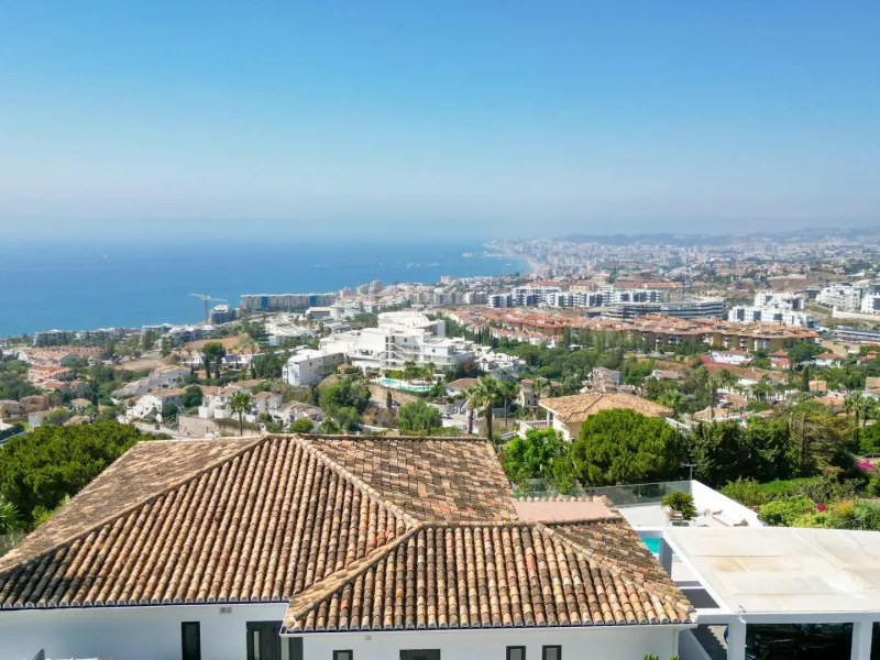 NEW BUILD VILLAS IN BENALMADENA & & Located in the prestigious La Capellanía area, this exclusive collection of seven Luxurious New Build villas offers unparalleled views of the Mediterranean Sea, majestic mountains, and the scenic landscapes of Mij